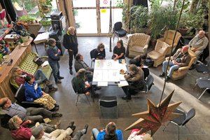  Bei der zweiten Ideenwerkstatt Anfang Oktober präsentierten die Architekturbüros ihre ersten Ideen. Die Jurysitzung findet Ende November, nach einer weiteren Bearbeitungsphase für die Entwerfer*innen, als öffent­liche Veranstaltung statt. In der Jury sitzen neben der Alten Mu auch die Stadt Kiel mit einem Vertreter des Beirats für Stadtgestaltung, die Arbeitsgemeinschaft zeitgemäßes Wohnen sowie zwei Partnerprojekte der Alten Mu 