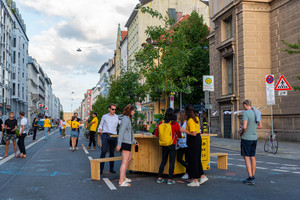  Am mobilen Stammtisch kamen die Organisator*innen mit ­den Besucher*innen ins Gespräch 