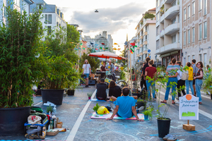  Mit Yoga, Straßenpicknick und Musik eigneten sich die Menschen die Straße vielfältig an 