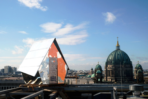  Auch eine alternative Flachdachnutzung: Das Projekt Penthaus à la Parasit eignet sich freie Dachflächen in Großstädten wie Berlin oder München an, um auf die Verdrängungslogik des Wohnungsmarktes aufmerksam zu machen. Damit wandelt es den Tauschwert der brachen Flächen in einen realen Gebrauchswert um  