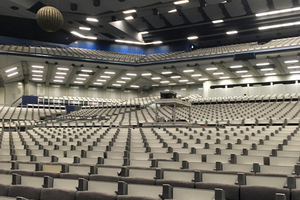  links: Der große Saal mit 5 000 Sitzplätzen 