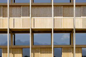  Vor der Fassade des Schultrakts befinden sich Laubengänge zur Verschattung. Die Außenwände des Gebäudes sind zweigeteilt, sie bestehen aus Fens-tertüren, die mit Schiebeläden verdeckt werden können, im Wechsel mit geschlossenen Wandflächen. Darüber sind Oberlichtbänder, die Licht ins Gebäude-innere lassen 