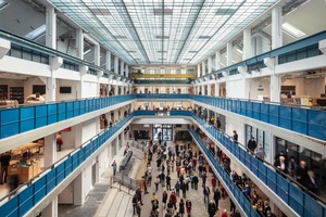  Der 21 m hohe Lichthof der Trafohalle fungiert als Foyer des Konzertsaals 