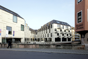  Blick auf den Augustinerhof von der Karlsbrücke aus: links das Museum, ­dahinter Läden, rechts das Hotel mit ­Restaurant/Café im Erdgeschoss 