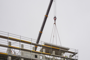  Stützen und Deckenplatten (verlorene Schalung) wurden als Fertigteile auf die Baustelle geliefert 