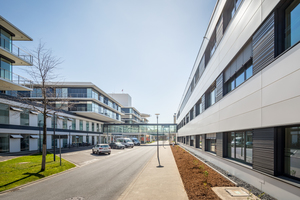  Über einen gläsernen Gang ist der ­Neubau (rechts) mit dem Zentrum für operative Medizin II verbunden 