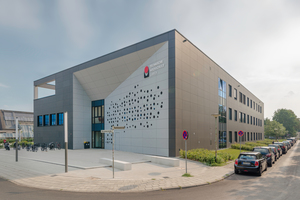  Am Hochschulgebäude TH Lübeck ­kommen die Vorzüge der Hybrid-­Bauweise zum Tragen. Die Fassade aus Faserzementplatten dient als architektonisches Gestaltungselement 