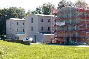  Der Gewinner: drei Versuchshäuser in Bad Aiblingen, hier noch in der späten Bauphase. Hinten Leichtbeton, Mitte Holz, rechts Ziegel 