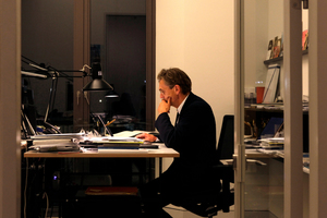  Auch in Zukunft in Berlin: Matthias Sauerbruch an seinem Schreibtisch, mitten im Team 