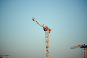  Darstellung eines Kran-Auslegers vor blauem Himmel 