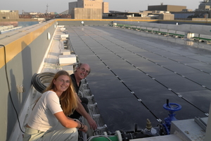  Das Engineering hinter dem See mit Wolke: eine etwa 500 m² große Photovoltaikanlage mit 70 kWp Leistung. Auf deren Rückseite arbeitet ein Wärmetauscher - ein sogenanntes PVT oder hybrides Photovoltaikmodul – mit 15 bis 20 °C geringeren Nachttemperaturen 