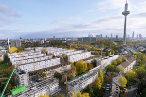  Mehr Wohnraum ohne Platzverschwendung: In der Frankfurter Platensiedlung stocken Stefan Forster Architekten den dreistöckigen Bestand mit Holzmodulen auf fünf Geschosse auf. 