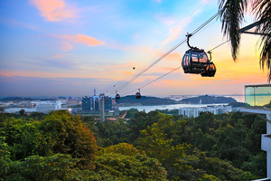  Touristische Nutzung in Singapur: Das Cable Car verbindet den Mount Faber, den Kreuzfahrthafen Keppel Harbour und die Ferieninsel Sentosa 