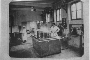  1901 entwickelte Lily Braun ihr Konzept der sogenannten Einküchenhäuser. Die vom Personal zubereiteten Speisen wurden gemeinsam im Saal oder in den mit Speiseaufzügen ausgestatteten Wohneinheiten eingenommen. Dadurch konnten die Wohnungen kleiner und billiger werden, und die Frauen sparten Zeit. 