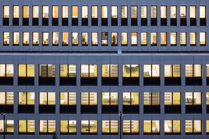  Blick in die Büroräume der Staatsanwaltschaft durch die Fassade des Neubaus 