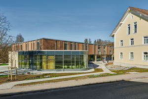  Das neue Rathaus steht neben dem alten Gemeindehaus, das erhalten wurde, und bildet hier eine neue Ortsmitte 