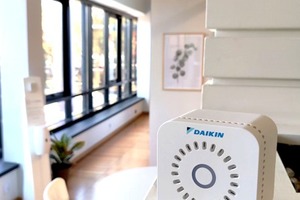  Der Daikin IAQ-Sensor misst 15 verschiedene Qualitätsparameter der Raumluft wie zum Beispiel Umgebungslicht, Temperatur, Luftfeuchtigkeit, Luftdruck hPa, Schalldruck, Feinstaub, Elektrosmog, Luftqualität, CO₂, TVOC, CO2-Äq. sowie WLAN-Netzwerke und Signalstärke.  