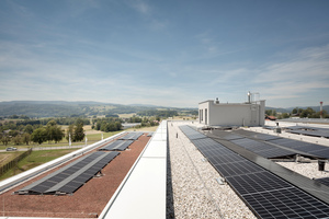  Die auf dem Dach installierte PV-Anlage erzeugt 100 % regenerativen Strom und deckt nicht nur den Eigenbedarf, sondern erzeugt auch Strom für die Einspeisung in das öffentliche Netz 