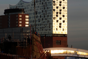  Silberglanz nicht nur am Tejo: die Elbphilharmonie an der Elbe 