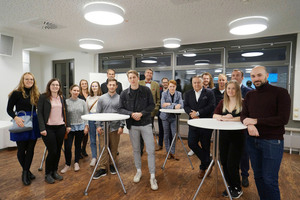  Gruppenbild zum ISDEC Award 2021: alle GewinnerInnen mit der Jury sowie Univ.-Ass. Julia Reisinger (4. v. l.) und Univ.-Prof. Christoph M. Achammer (9. v. l.) vom Institut für Integrale Bauplanung und Industriebau 