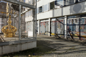  Devotionalienkäfig vor dem ehemaligen Rechenzentrum mit Mosaiken von Fritz Eisel  