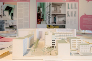  DAM Preis 2022: „Genossenschaftliches Wohnhaus ‚San Riemo‘“, München, hier mit Fotos, Modellen und Zettelwerk in der Ausstellung 