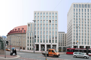  Zwei Hochpunkte bilden ein Tor, das den Weg freigibt auf zwei Plätze. Rechts, nicht im Bild, der Hauptbahnhof 