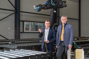  Prof. Tilo Heimbold (links) und Prof. Klaus Holschemacher mit einem ­Carbonbetongelege mit integriertem AS-Interface-Kabel im Carbonbetontechnikum der HTWK Leipzig 
