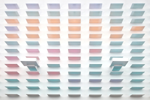  2028 farbige Platten an den Längsseiten des Raums nutzte die Firma raumgewand, um aus acht Farben ein bewegtes Himmelsbild zu konstruieren, das je nach Standort und Lichtverhältnissen immer wieder neue Stimmungen erzeugt  