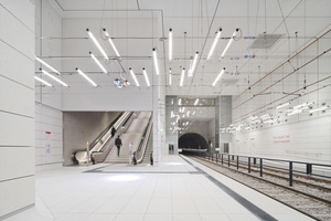  Stadtbahn Karlsruhe Bahnsteig Rolltreppe Lichtinstallation 