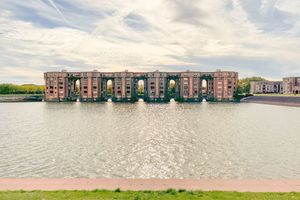  Arcades du Lac ist eine Wohnanlage im Wasser im Pariser Vorort Montigny-le-Bretonneux, geplant vom spanischen Architekten Ricardo Bofill 