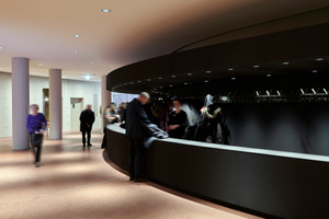  Das Relighting des Düsseldorfer Schauspielhauses ­erfolgte mit LED-Werkzeugen von ERCO in einer warmweißen Lichtfarbe von 3 000 K. Deckenaufbauleuchten sowie Deckeneinbauleuchten werden über DALI gesteuert. In einigen Bereichen erzeugen die mit dem „ERCO individual“ Team entwickelten Leuchten mit der Lichtverteilung Spot Lichtinseln. Wandfluter betonen die Sichtbetonwände des Umgangs und die zentrale Säule des Foyers mit ihren radial verlaufenden Unterzügen wird mit den Bodeneinbauleuchten Tesis dramatisch beleuchtet 