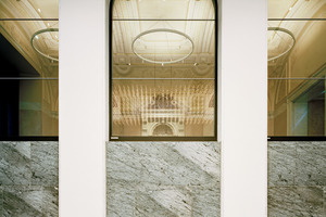  Optische Überlagerung: Hinter den drei Rund­bogenfenstern des modernen SB-Bereichs ist die Malerei des ­Vestibüls schemenhaft zu ­erkennen 