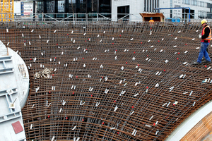  Mehr Stahl als Beton?! Blick in dieStütze, die als einzige nach Südosten geöffnet ist und einen Fahrstuhl aufnehmen wird 