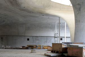  Lichtrutsche: Der Weißbeton soll nach Deckenschluss Tageslicht bis auf den Bahnsteig lenken. Die kleinen Punkte im Kelchrand sind die Schrauben, die das Gestänge der Zwischenebene tragen werden 