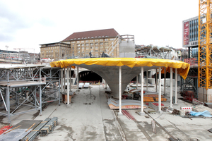  Ausgeschalt, über Behelfsstützen gesichert: Blick nach Nordwesten auf die ehemalige Bundesbahndirektion über den Tunnelzugängen 