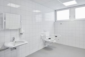  Alle Sanitärbereich sind raumhoch gefliest. Im Erdgeschoss befindet sich neben dem Lehrer- auch ein barrierefrei gestaltetes Behinderte-WC. 