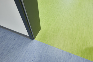  Unterschiedliche Bodenfarben kennzeichnen die verschiedenen Raumnutzungen. Während die Flure einen hellblauen Belag erhielten, erstrahlen die Klassenräume in Apfelgrün. 