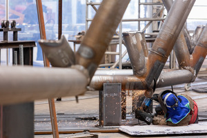  Das Stahltragwerk wurde vollständig im Werk vormontiert. Die Stahlrohre sind an den Knotenpunkten gasdicht mit­einander verschweißt 