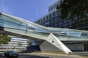  Die Capricornbrücke überspannt die zentrale Zufahrtsstraße zum Düsseldorfer Medienhafen 