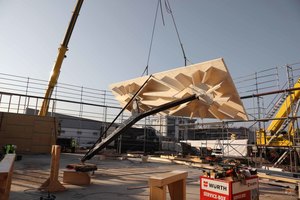  Beim Bau der Ausstellungshalle Ophelis in Bad Schönborn wurden die Stützen aus jeweils zwei transportfähigen Halbrahmen auf der Baustelle gefügt  