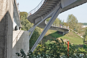  Die Pfeiler der Pont Neuf wurden für die Verankerung der Fußgängerbrücke genutzt, um eine eigene Gründung im Flussbett zu vermeiden. Eine Herausforderung war es, den Beweis zu führen, dass die Verankerung in den bestehenden Brückenpfeilern möglich ist 