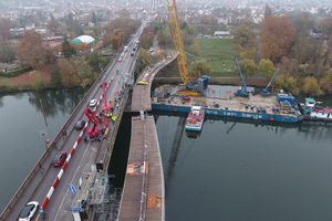  Die Brückenelemente werden an ihren Platz gehoben. Der Lastkahn, auf dem der Kran mit der Fußgängerbrücke steht, muss ständig auf Gleichgewicht und Stabilität überwacht werden. Auch müssen die Wetterbedingungen günstig sein, das heißt der Wind darf nicht stärker als mit 50 km/h wehen 