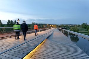  Der Abstand zwischen Fußgängerbrücke und Pont Neuf schützt vor dem Autoverkehr. Auf dem höchsten Punkt bietet sie, durch einen Höhenversatz der Fahrrad- und Fußgängerspur die Möglichkeit zum Verweilen. In der Nacht beleuchten LEDs die Stufe  