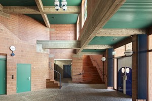  Foyer Aula mit neuer Treppe zur Bibliothek 