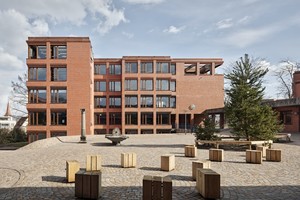  Sanierung und Erweiterung der Schulanlage Röhrliberg in Cham: Anbau West und Aufstockung mit transformiertem Hof 