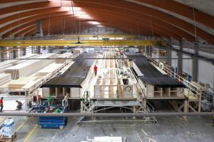  In mehreren Produk­tionsstraßen wurde bei Rubner Holzbau parallel am Bau der 19 t schweren Einzelelemente gearbeitet 