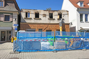  Gebäuderetter Corne­lius Tarnai sanierte 2020-21 das Haus einer Bäckerei in Roth, das abgebrannt war (Bild oben). Heute findet man im Erdgeschoss  Geschäftsräume, die Obergeschosse sind bewohnt 