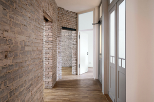  Im „Brickloft“ zieht sich die rohe Backsteinoptik der Fassade bis in die Zimmer und den Flur hinein 