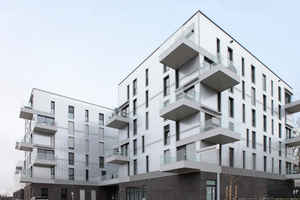  Das „Wohnzwilling“ genannte Doppelwohnhaus in Wolfsburg unter der Hülle aus Polycarbonatplatten  